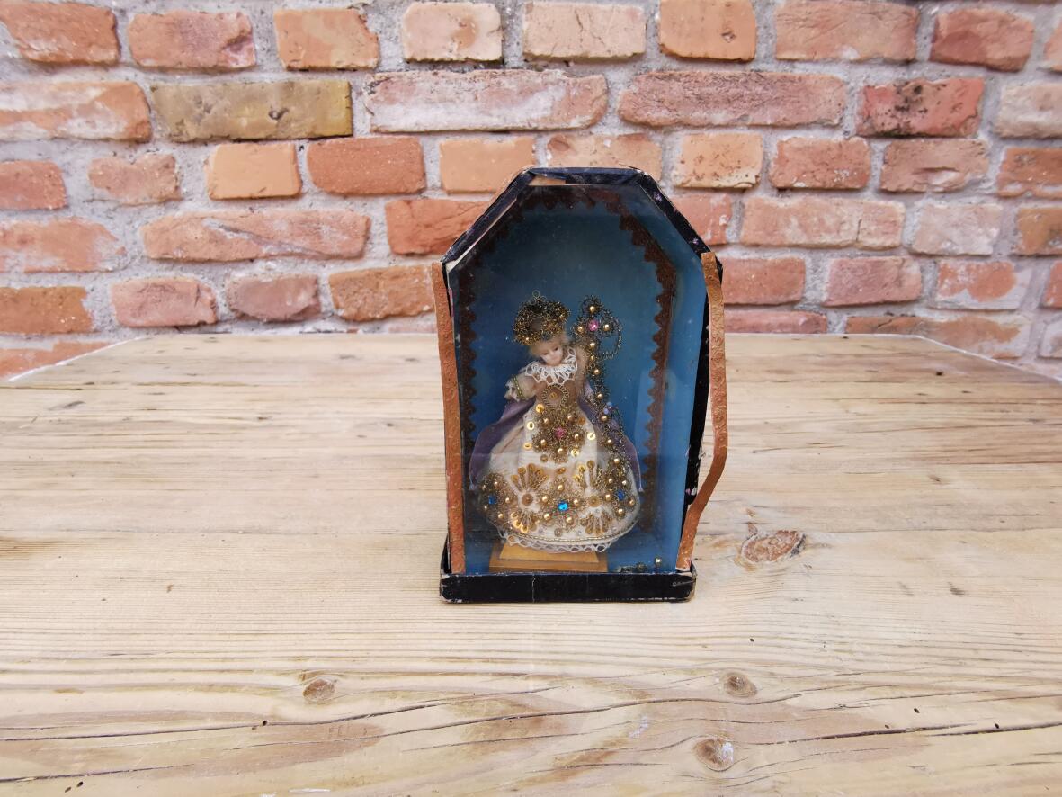 Religiöses Püppchen in Glaskästchen