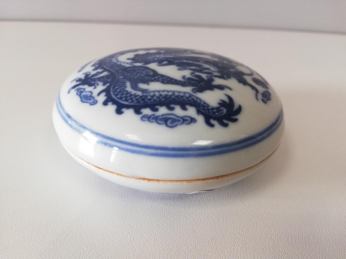 Chinesische Deckeldose mit Drachen 