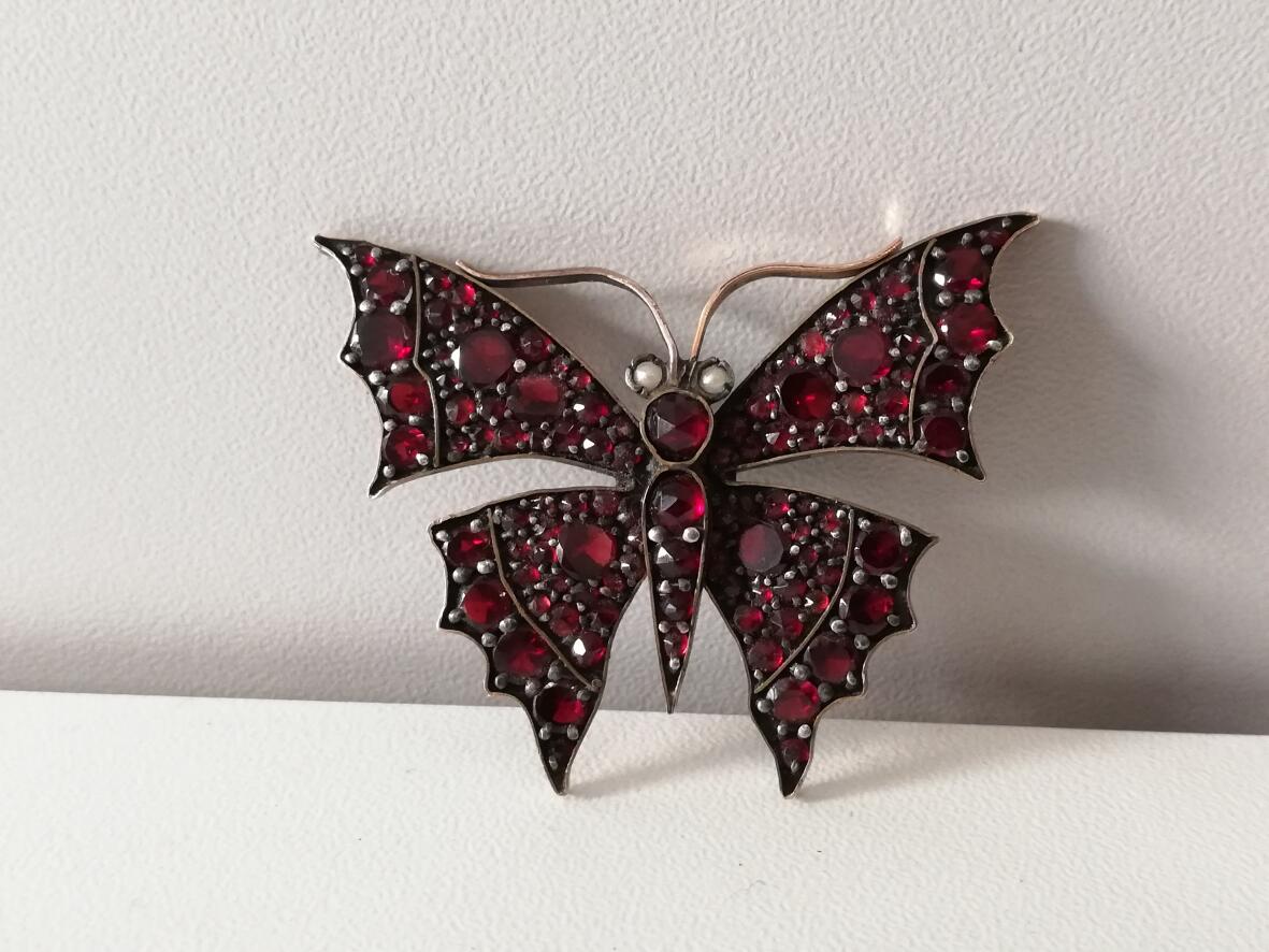 Schmetterling aus Gold mit Granaten 