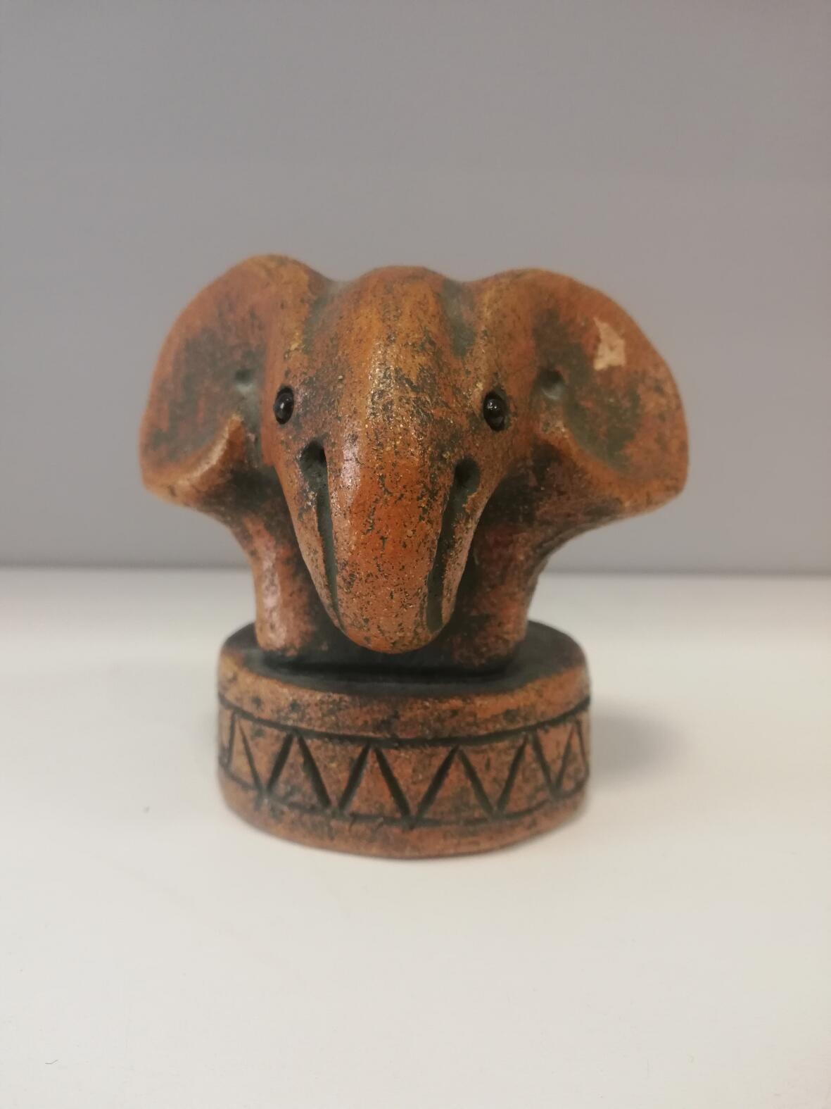 Elefant auf Sockel 