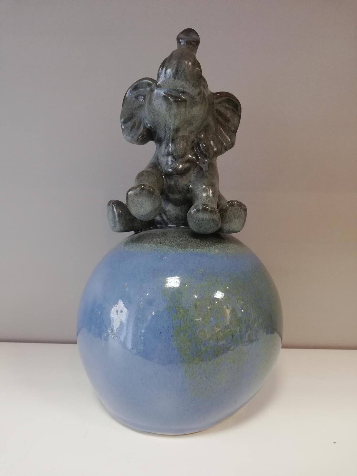 Elefant auf Kugel 