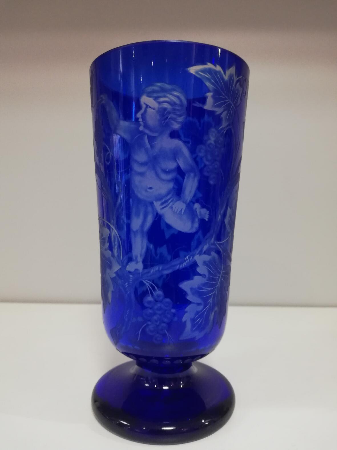 Historismus Glas mit Putto und Weintraubenzweig