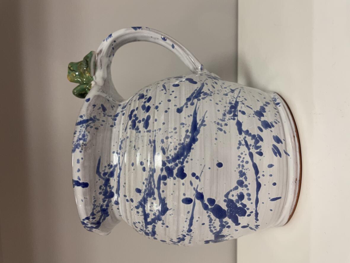 Keramikkrug- Froschmotiv am Henkel 