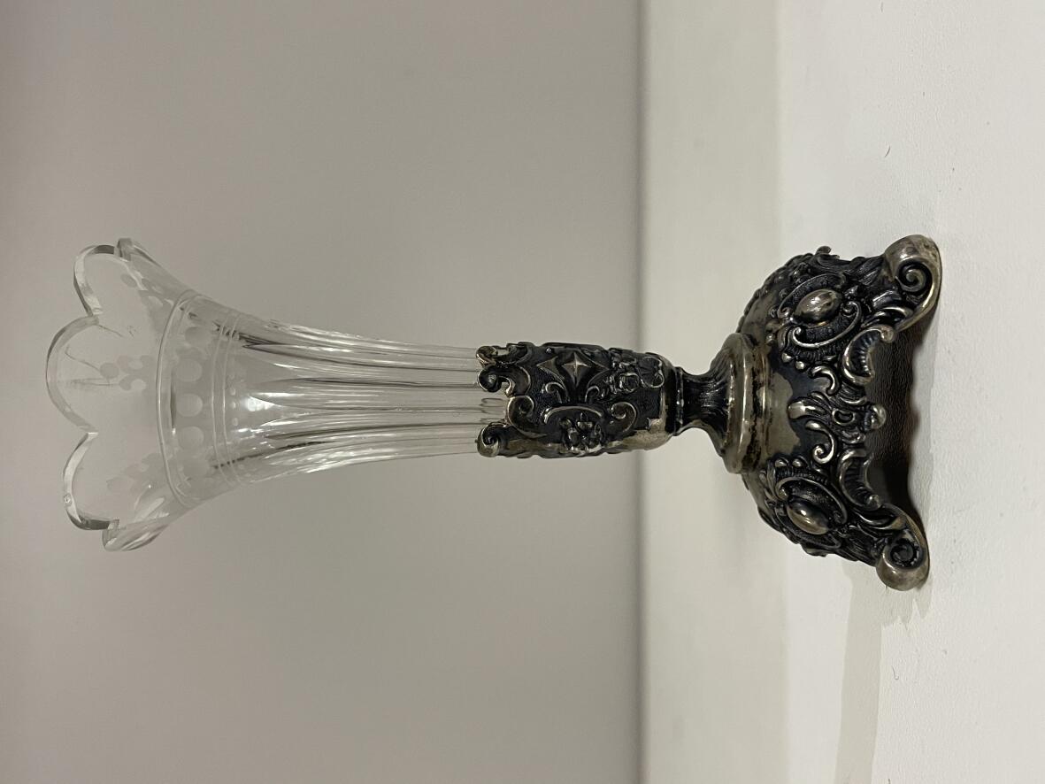 Kleine Vase aus Glas auf Silberfuß