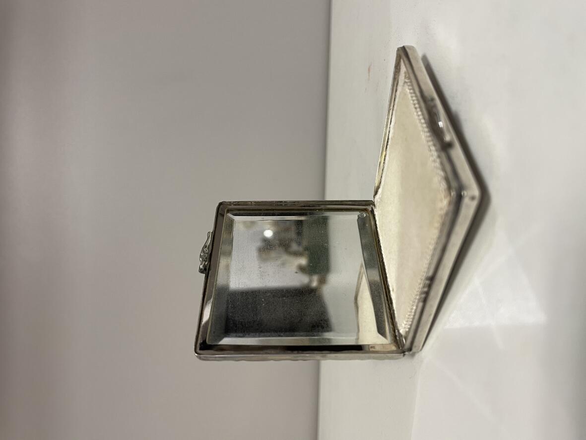 Quadratische Silberpuderdose mit Rokokodekor