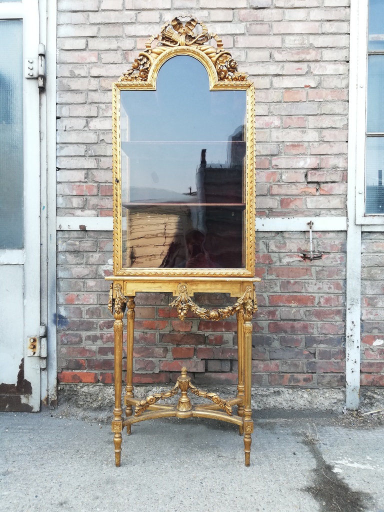 Louise Seize Vitrine