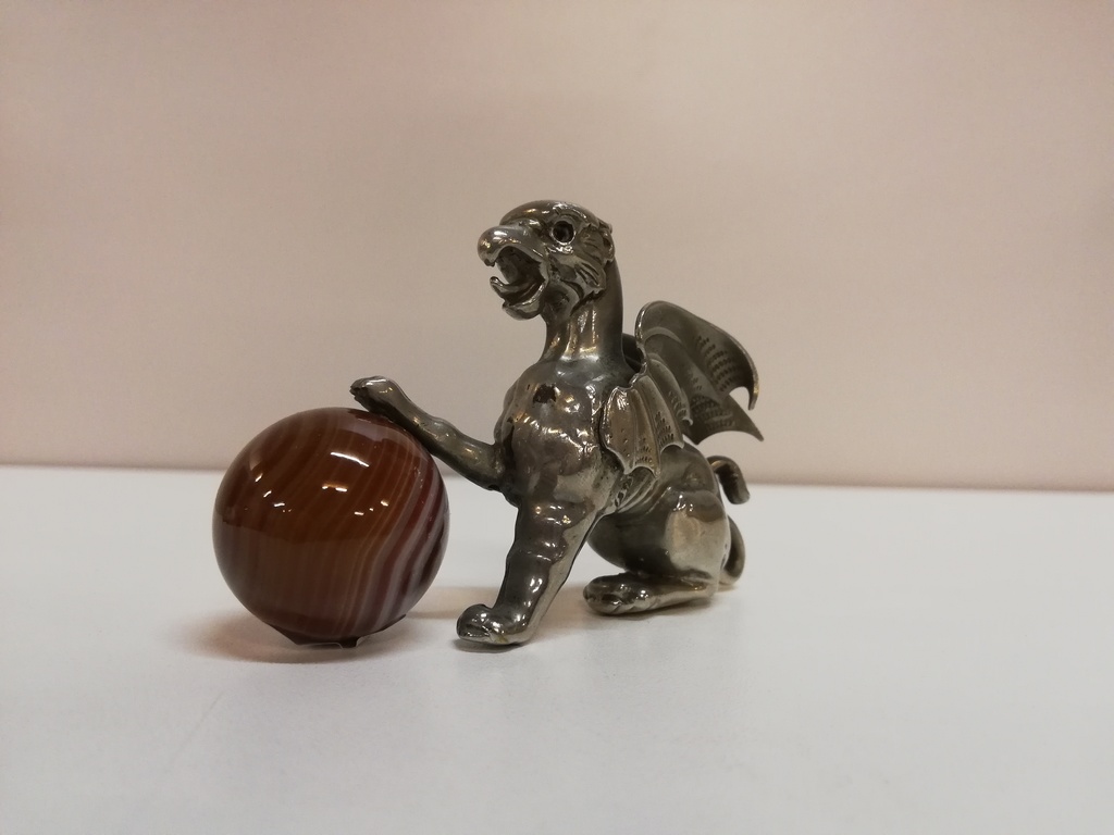 Statuette Vogelgreif mit Steinkugel
