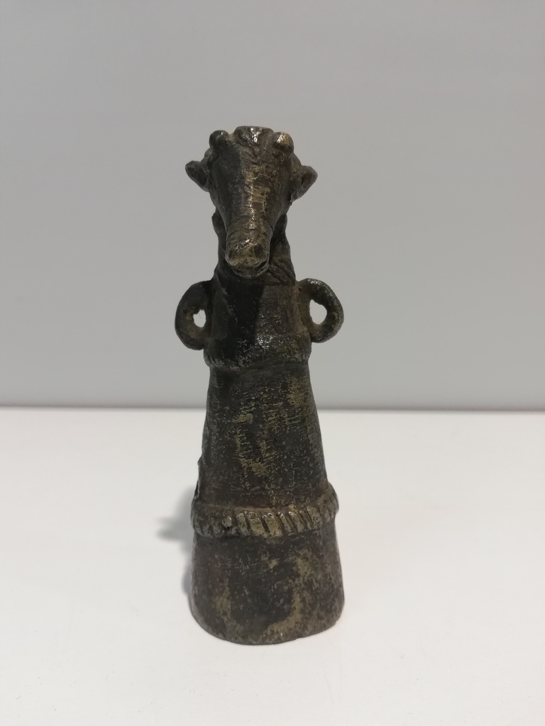 Konisches Objekt mit gehörntem Tierkopf- Bronze