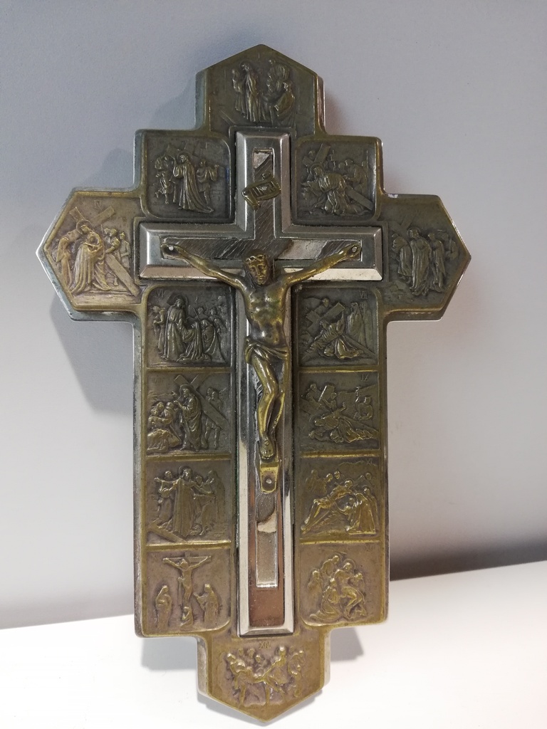 Kreuz mit Kreuzwegreliefs umgeben