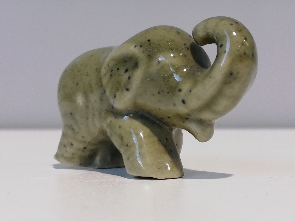 Grüner Keramik-Minielefant