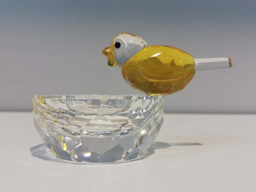 Kristallglasschüssel mit gelbem Vogel