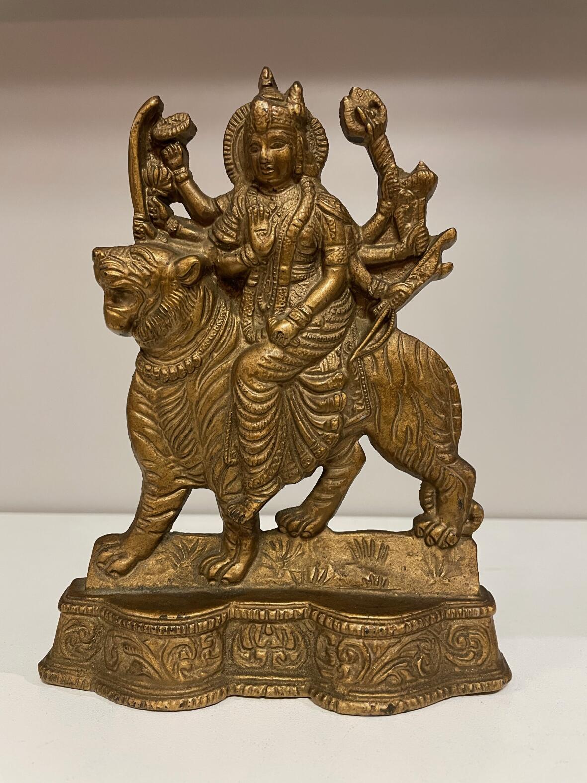 Indische Gottheit auf Löwen, Gusseisenrelief