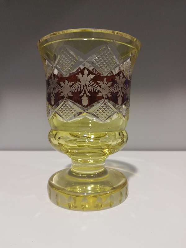 gelbes Pokalförmiges Glas