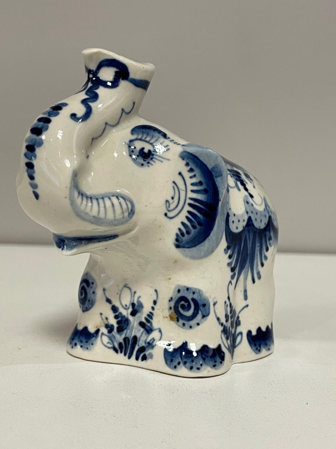 Salzstreuer als kleinere Porzellanfigur eines Elefanten