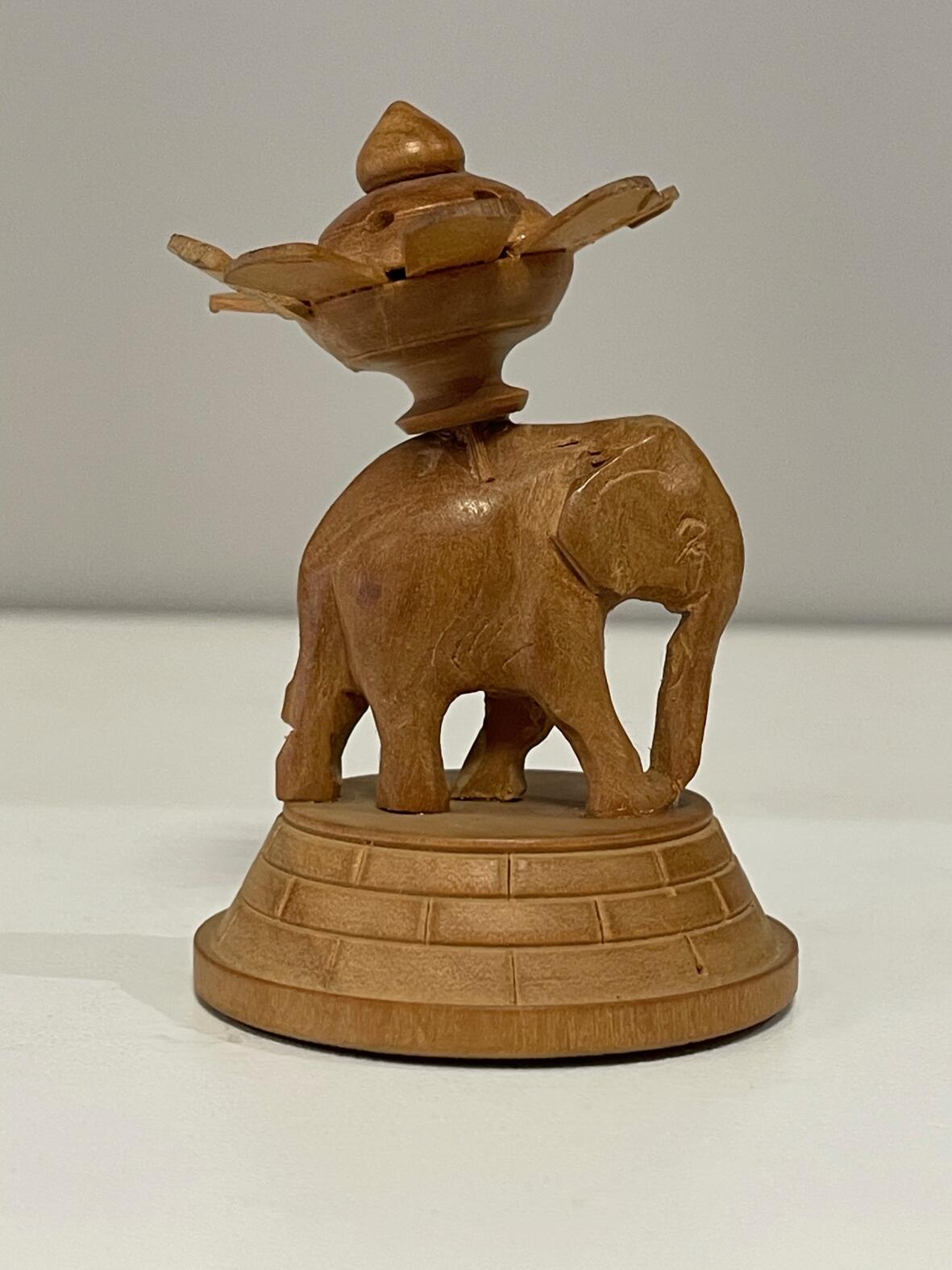 Elefant mit Art Schirm, Holzfigur