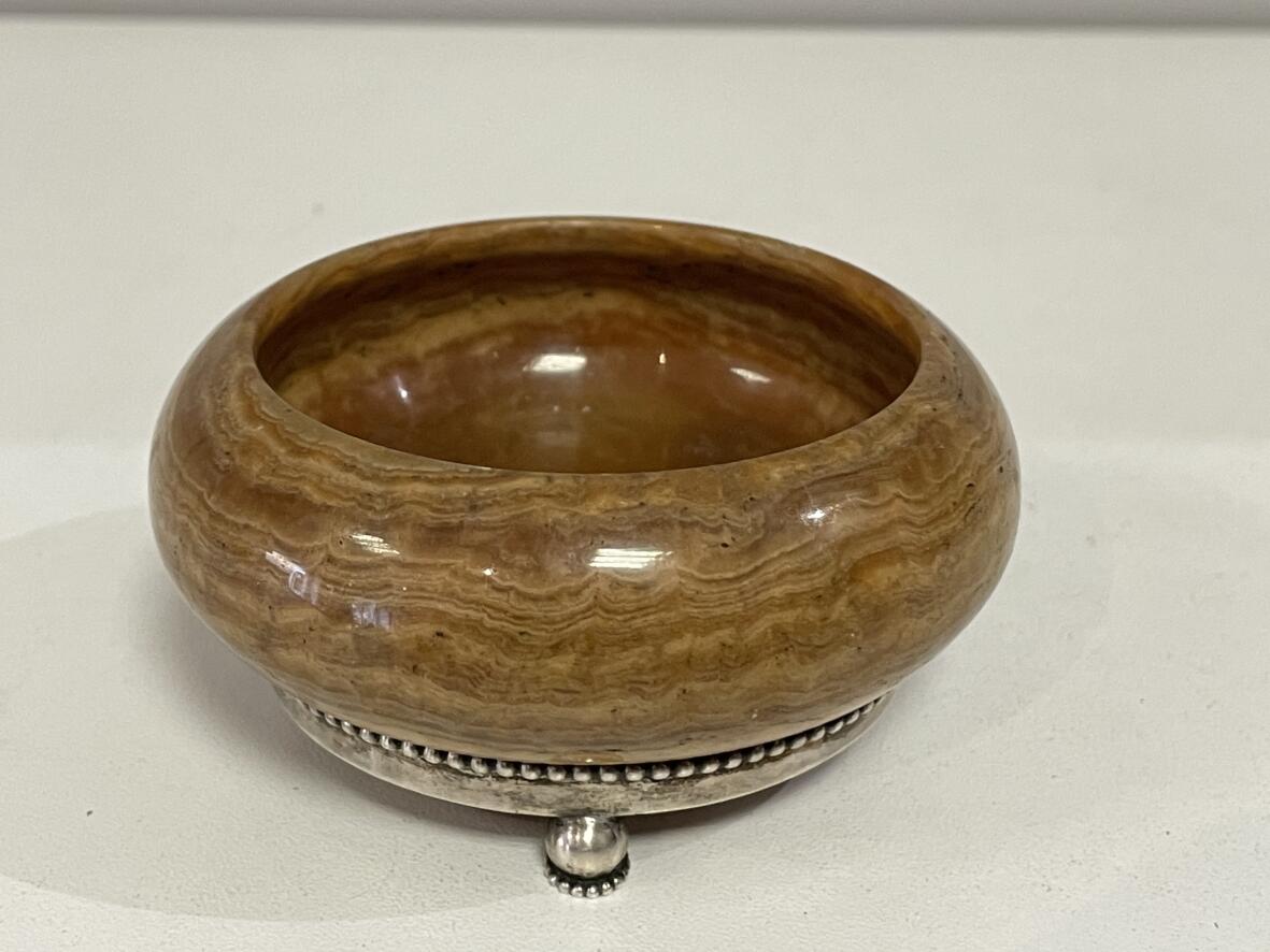Kleine Steinschale mit Silbermontierung